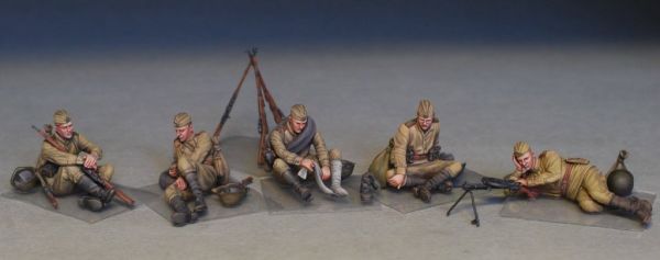 1/35 SOVIET SOLDIERS TAKING A BREAK