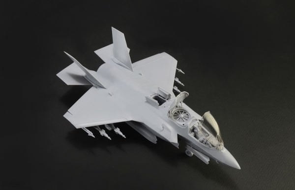 1/72   F-35 B Lightning II STOVL version