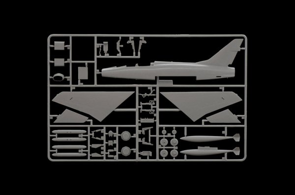 1/72  F-100F SUPER SABRE
