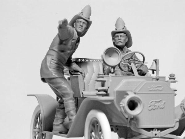 1/24 Model T 1914 Fire Truck with Crew 2 figures