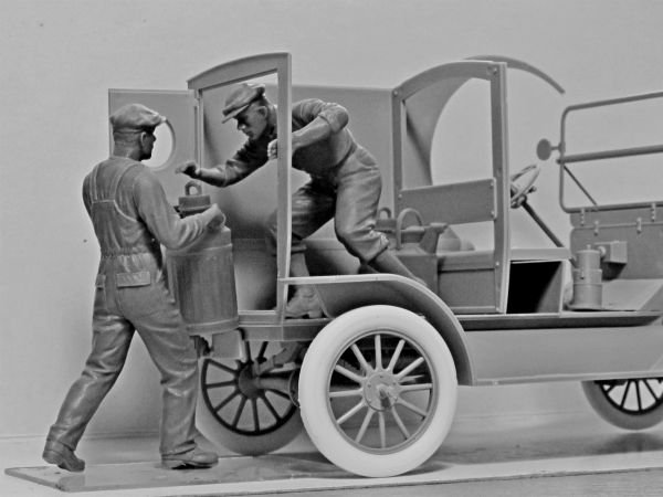 1/24 Gasoline Delivery, Model T 1912 Delivery Car with American Gasoline Loaders