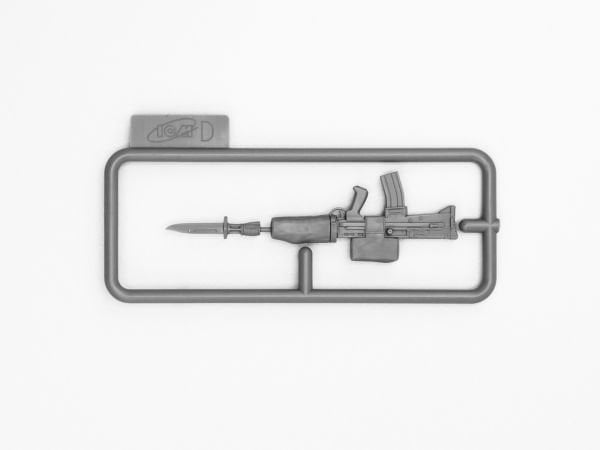 1/16 British Grenadier Queen’s Guards The set includes 28 parts for assembly of one figure.