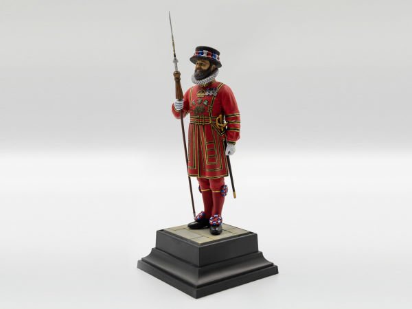 1/16 Yeoman Warder “Beefeater” The set includes 34 parts for assembly of one figure.