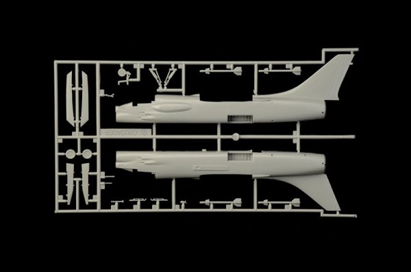 1/72  F-8E Crusader