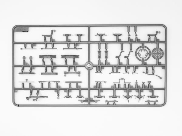 1/35 G4 (1939 production) with Passengers German Car + (4 figures)