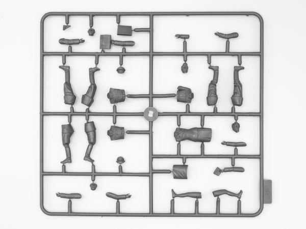 1/35 G4 (1939 production) with Passengers German Car + (4 figures)