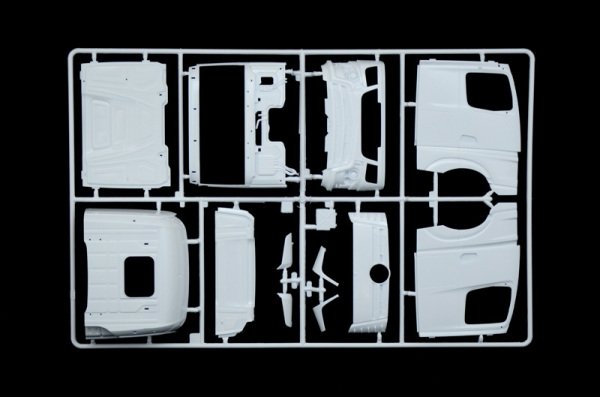 1/24  Mercedes-Benz ACTROS MP4 Giga Space