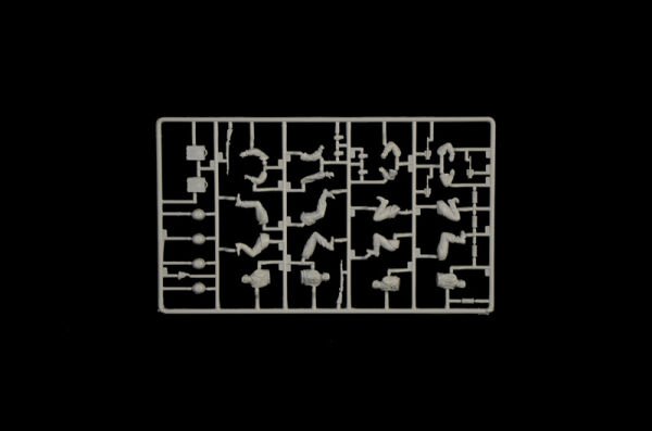 1/35 Sd. Kfz. 10 Demag D7 with 7,5 cm leIG 18 and crew
