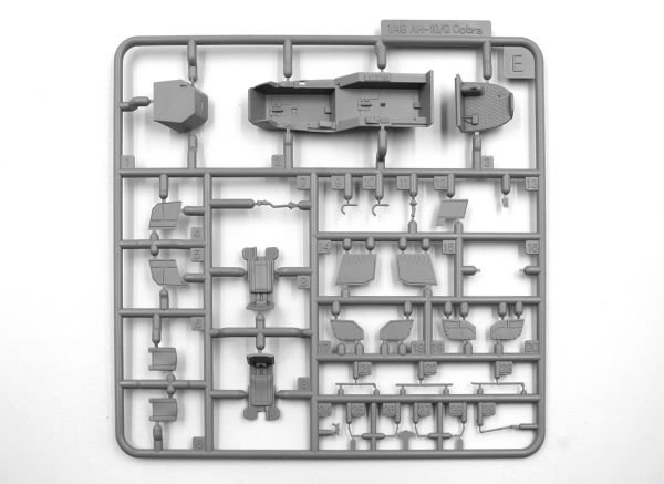 1/48 AH-1G Cobra and M8A1 US Landing Mat