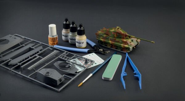 1/72 Sd. Kfz. 182 King Tiger - Complete Set For Modeling - Starter kit