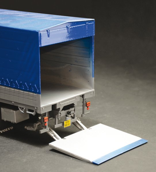 1/24   VOLVO F16 Globetrotter Canvas Truck with elevator
