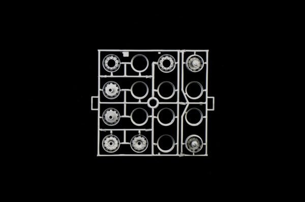 1/24  Volvo F12 Intercooler Low Roof with accessories